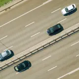 Autos auf der Autobahn, vielleicht auf dem Weg zur Grenze. Die Promillegrenze Tschechien ist wichtig zu beachten.