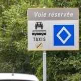 Verkehrszeichen Frankreich: "Voie réservée" (Sonderfahrspur) für Autos mit mind. 2 Personen, Busse und Taxis. Blaue Raute zeigt Ende der Sonderzone an.