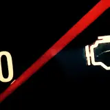 Das Symbol für die Motorkontrollleuchte leuchtet dauerhaft auf dem Armaturenbrett. Eine rote Linie kreuzt das Bild.