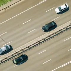 Autos auf der Autobahn, vielleicht auf dem Weg zur Grenze. Die Promillegrenze Tschechien ist wichtig zu beachten.