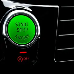 Grüner Knopf mit "START STOP ENGINE" und roter Anzeige "A OFF" für die Start-Stopp-Automatik.