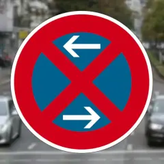 Verkehrszeichen 283: Absolutes Halteverbot. Pfeile zeigen nach links und rechts, was bedeutet, dass das Halten in beide Richtungen verboten ist.