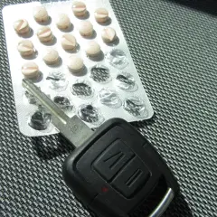 Tabletten und Autoschlüssel. Darf man mit Tilidin autofahren? Die Frage bleibt offen.