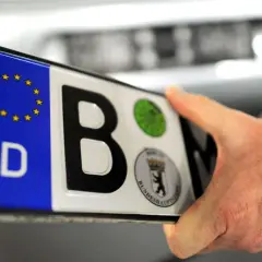 Ein Kennzeichen wird gehalten. Das ist wichtig, wenn man sein Kennzeichen behalten bei Halterwechsel möchte.