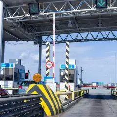 Mautstelle in Polen. Autos warten an der polnischen Mautstelle, um die Vignette zu bezahlen.