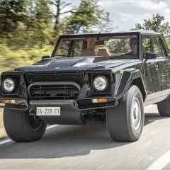 Schwarzer Lamborghini LM002 rast auf einer Straße. Der "Rambo Lambo" ist bekannt für seinen hohen Verbrauch.