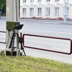 Blitzgerät am Straßenrand. Die Frage, wie oft darf man geblitzt werden, beschäftigt viele Autofahrer.