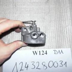 Metallteil für die Niveau Regulierung, gehalten von einer Hand.