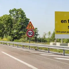 Autobahn in Frankreich mit Schildern für Mautstationen. Ein gelbes Schild informiert über "Péage en flux libre sur l'A13".