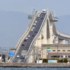 Die Eshima Ohashi Brücke mit Autos, die steil bergauf fahren.