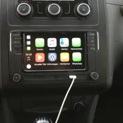 Im Auto-Infotainmentsystem werden Apps wie Telefon, Musik und Karten angezeigt. Die "follow me home"-Funktion ist hier nicht direkt sichtbar, aber die Navigation ist aktiv.
