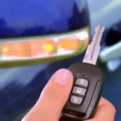 Schlüssel in der Hand, bereit für Keyless Go. Das Auto blinkt, die Türen sind entriegelt.