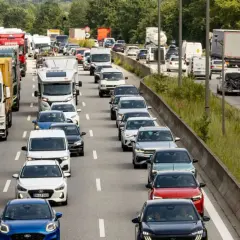 Stau auf der Autobahn: Viele Autos und Lkw stecken im reiseverkehr am Wochenende fest.