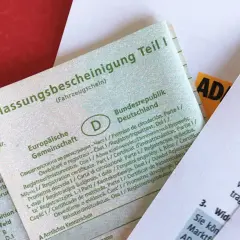 Fahrzeugschein mit Informationen zur Zulassung und zur Schadstoffklasse. Ein Teil des Dokuments ist auf Deutsch, ein anderer Teil ist mehrsprachig.
