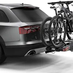 Zwei Mountainbikes auf einem Thule EasyFold XT 2 Fahrradträger am Heck eines Autos. Keine Probleme sichtbar.