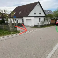 Rotes Pfeil zeigt auf Einfahrt, grüner Pfeil auf roten Lieferwagen. Rechts vor links gilt hier: Der Lieferwagen muss warten.