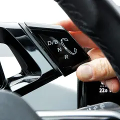 Hand bedient Automatik-Schaltung. Seit wann gibt es Automatik-Autos? Die Anfänge liegen im frühen 20. Jahrhundert, doch erst seit den 1950ern wurden sie populär.