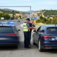 Polizei kontrolliert auf der kroatischen Autobahn die Geschwindigkeit. Ein Fahrer wird angehalten und mit einem Messgerät überprüft.