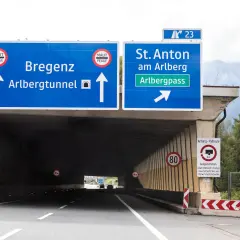 Beschilderung zeigt Optionen: Arlbergtunnel nach Bregenz oder Arlbergpass nach St. Anton. So kann man den Arlbergtunnel umfahren.