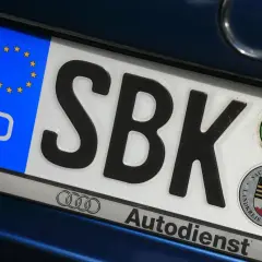 Neues Kennzeichen SBK mit EU-Sternen und dem Wappen von Sachsen-Anhalt.