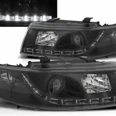 Schwarze Scheinwerfer mit LED-Tagfahrlicht. Scheinwerfer folieren erlaubt für einen individuellen Look.