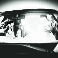 Frauen im Auto, Gesichter pixelig, wie bei einem Blitzerfoto nicht erkennbar.