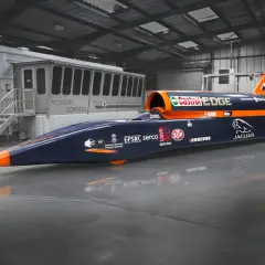 Der Bloodhound SSC, ein Raketenauto, steht bereit für den Geschwindigkeitsrekord. Daneben das "Mission Control" Fahrzeug.