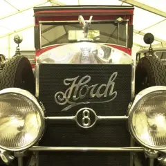 Ein Horch-Oldtimer, ein Stück deutscher Automobilgeschichte, mit seinem markanten Kühlergrill und den runden Scheinwerfern.