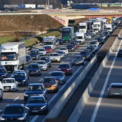 Lange Schlange auf der A11: Autos und LKW stehen im Stau.
