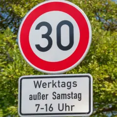 Geschwindigkeitsbegrenzung 30. Werktags außer Samstag 7-16 Uhr. Hier ist Parken erlaubt.