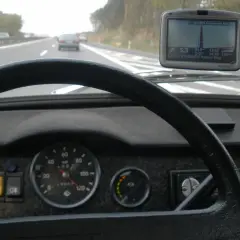Blick auf das Armaturenbrett mit Lenkrad und Tacho. Navi zeigt 113 km/h, Tacho 100 km/h – eine deutliche Tachoabweichung bei 50 km/h wäre hier noch schlimmer.
