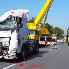 Unfall auf der A30: Ein schwer beschädigter LKW wird von einem Kran geborgen. Ein Abschleppdienst ist vor Ort.