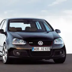Schwarzer VW Golf GTI V, bereit für die Straße. Man fragt sich, wie viel PS ein Golf GTI hat, um diese Leistung zu entfalten.