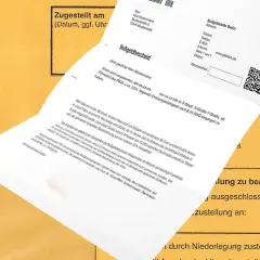Bußgeldbescheid: Ein Schreiben, das wie ein Blitzer ohne Blitz wirkt. Es droht ein Bußgeld, doch die Anwälte von geblitzt.com prüfen auf Fehler.