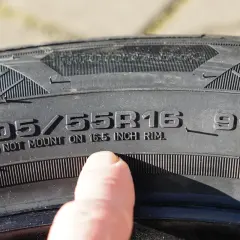 Reifengröße 205/55R16 91V. Die Markierung "DO NOT MOUNT ON 16.5 INCH RIM" gibt an, welche reifen darf ich fahren.