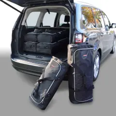 Der Ford Galaxy Kofferraum ist voll beladen mit Reisegepäck. Das beeindruckende Kofferraumvolumen ermöglicht viel Platz für Urlaubsreisen.