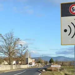 Schild mit Geschwindigkeitsbegrenzung 50 und Symbolen für Auto und Motorrad, das auf einen Blitzer in Frankreich hinweist.