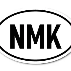 Oval sticker mit schwarzem Rand und den Buchstaben "NMK" in Großbuchstaben. Ein klassisches nmk kennzeichen.