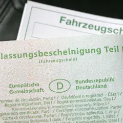 Zulassungsbescheinigung Teil I und Fahrzeugschein mit dem D-Symbol.