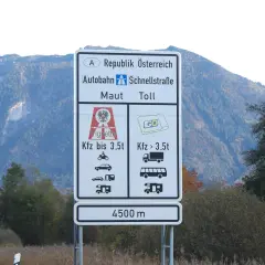 Schild für österreichische Autobahnen und Schnellstraßen. Zeigt an, dass man eine Vignette braucht, wenn man mit Kfz bis 3,5t fährt.