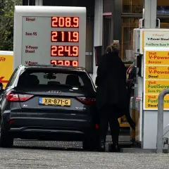 Eine Person tankt an einer Tankstelle in den Niederlanden. Die Preise für Diesel und Benzin sind hoch.