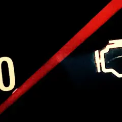 Das Symbol für die Motorkontrollleuchte leuchtet dauerhaft auf dem Armaturenbrett. Eine rote Linie kreuzt das Bild.
