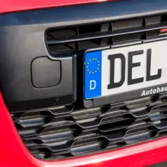 Rotes Auto mit Kennzeichen "DEL IF". Fahren mit entstempelten Kennzeichen ist eine Straftat.