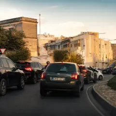 Verkehrsstau auf Malta, wo der Linksverkehr herrscht. Autos schlängeln sich durch die Stadt.
