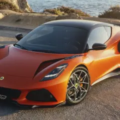 Orange Lotus Emira 420 Sport, bereit für die Straße. Technische Daten sind beeindruckend.