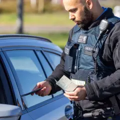 Polizist in Hessen kontrolliert Fahrzeugpapiere während des Blitzermarathons.