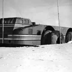 Der antarktische Snow Cruiser, ein riesiges Fahrzeug, steckt im Schnee fest.