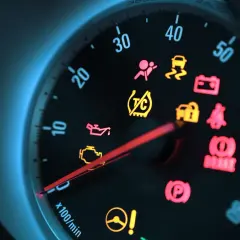 Armaturenbrett mit vielen Warnleuchten, darunter ein rotes Ausrufezeichen im Kreis (Bremse) und ein rotes Ausrufezeichen im Auto-Symbol.