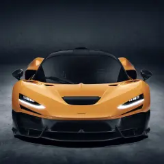Orange McLaren mit scharfen Linien und LED-Scheinwerfern. Dieses coolste Auto der Welt wartet auf die nächste Rennstrecke.