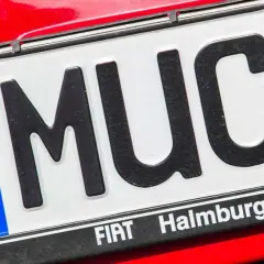 Nummernschild MUC mit EU-Sternen und bayerischem Wappen. Informiere dich über wunschkennzeichen kosten, um dein persönliches Kennzeichen zu erhalten.